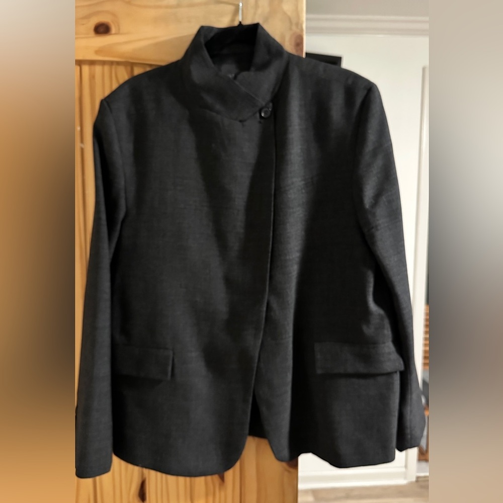 Zara woman collection 100% wool blazer. NWT. 

Grey marl size large.